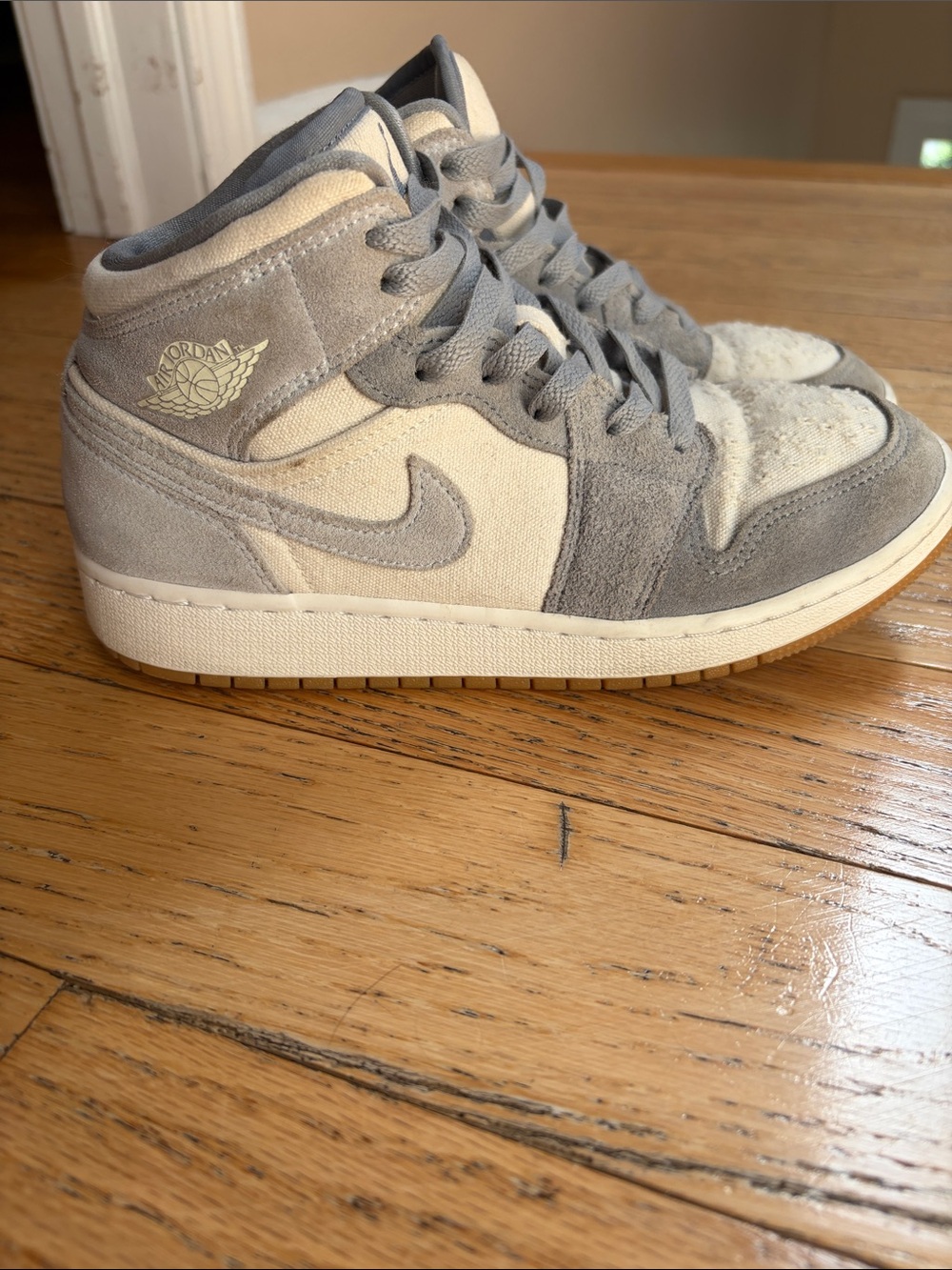 Jordan 1 Mid SE
Coconut Milk Particle Grey